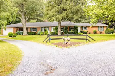Image de Outdoor Paradise! Large single level home w/ outdoor entertaining. (Pet Friendly)