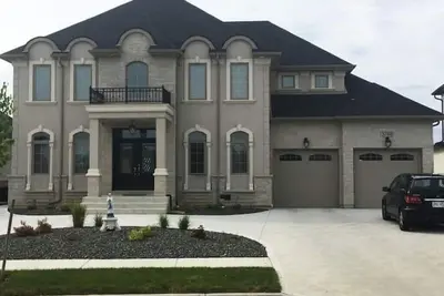 Image de New Large Private Basement with Separate Entrance