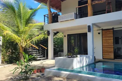 Image de New Construction. 1. 5 bedroom, 1 bath, Pool, Bbq, gated parking, 300 meters to beach