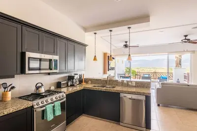 Image de Mountain View 2 Bedroom Residence with Resort Amenities Steps from the Beach!