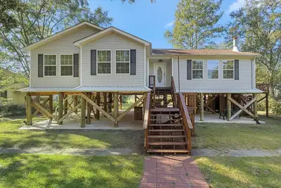 Image de Relaxing Home on Dog River with Big Yard