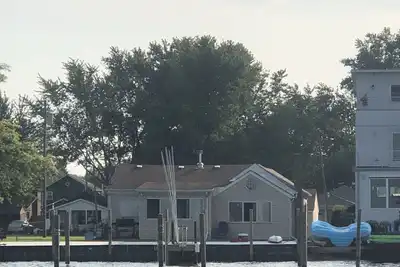 Image de Lake StClair Belvedere bay hot tub 2 boat wells  fishing  paddle boards, kayak