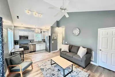 Charming, Beautiful, Treetop Loft, Prime Location