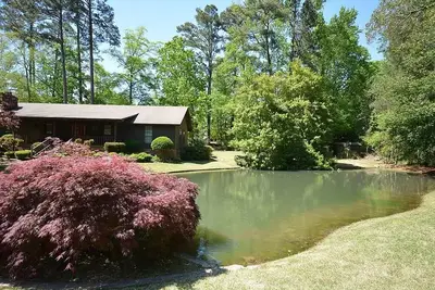 Peaceful pond. Less than 5 miles from Augusta National Golf Course.