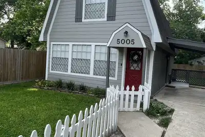 Image de Fully Updated Beautiful Seabrook Barn Style Cottage