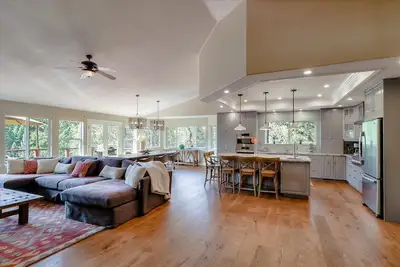 Image de 4000 sq ft Lakeside Escape Near Yosemite With Private Dock and Lake Access