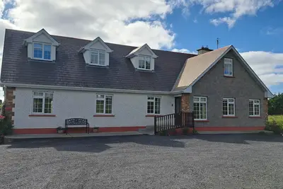 Spacious 6-Bed House 10 minutes from Knock Airport