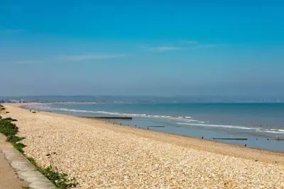 Spacious 2 bed holiday home entertainment on site