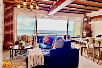 Cheerful 4 bedroom with ocean front hot tub!