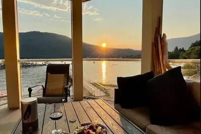 Image de On the Beach! ! 2 Bedroom 2 Bathroom Waterfront Condo with boat slip.