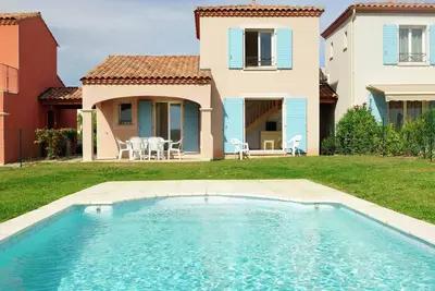 Image de Villa d'été avec terrasse ou loggia, située en Languedoc
