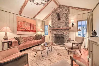 Image de Mirror Lake Cabin ~ 1 Mi to Dtwn Highlands!