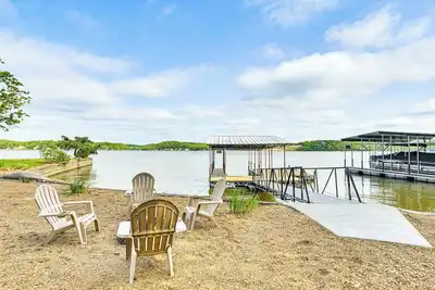 Image de Waterfront Yard, Dock + Game Room: Linn Creek Home