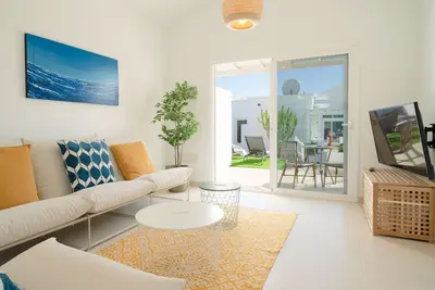 Image de Luxurious A2 in a small complex with communal pool 100m from the sea