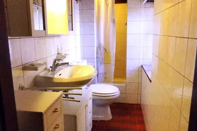 Image de Rustic house surrounded by greenery