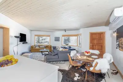 Ice House 305-Stylish Condo, Exquisite Central Location near Gondola
