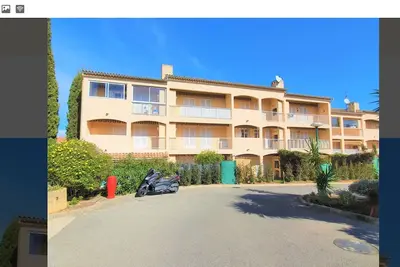 Image de T2 plein sud au centre du village avec parking, piscine, tennis.