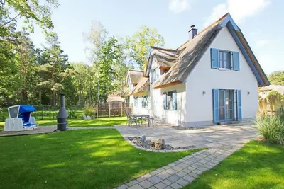Image de Vacation home Stranddistel - close to the beach, thatched roof, with garden, sauna, dog-friendly