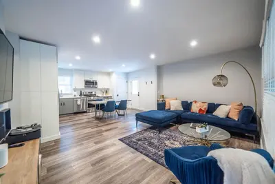 Image de 4br Modern House w/ Fenced in Backyard by Mansion™