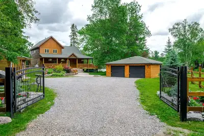 Image de Kawartha Year Round Log Home! Direct Waterfront w/Sauna on the Snowmobile Trails