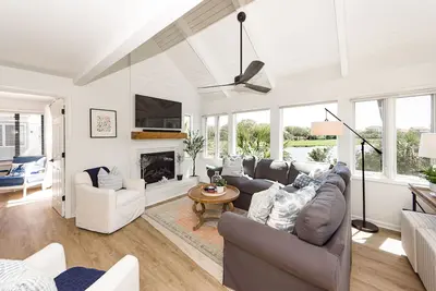 Image de Renovated on the Lagoon within Walking Distance to the Beach &\n Amenity Cards!