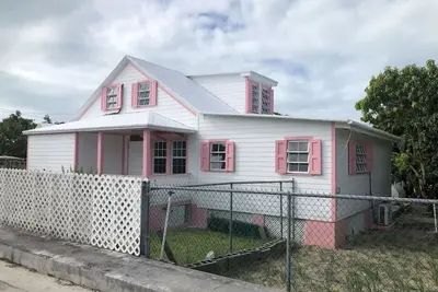 Image de Island Beach cottage, 4 bedroom 3 & 1/2 Bath 2 Minute walk to the Beach