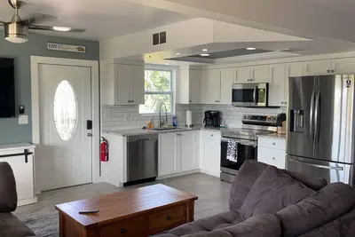 Image de Just Listed - Beautifully renovated waterfront 2 bedroom home