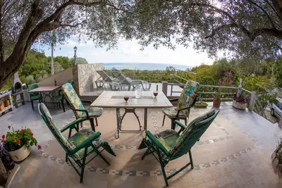 Image de Apartment with sea view and pool - Among the olives