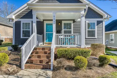 Image de Great 4 Bedroom Bungalow- 1. 5 miles to Downtown Raleigh