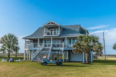 Image de Spectacular 5 Bedroom 5 1/2 Bath Beachfront on 1. 75 acres; Whole House Generator