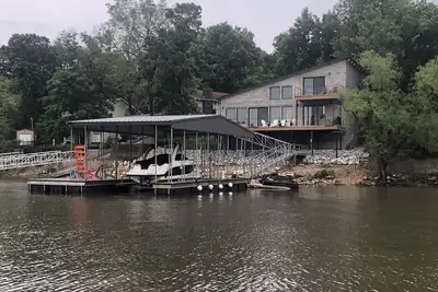 Image de Modern waterfront home on Monkey Island with dock