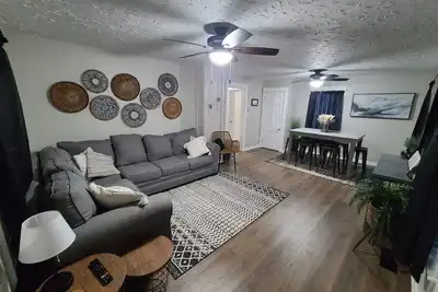 Image de Comfortable, Convenient, & Spacious 3 bedroom home