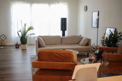 Image de Minimalist home ~7min drive to downtown!