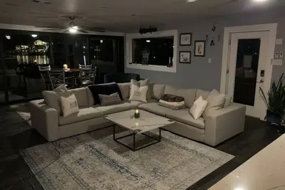 Image de Serene custom home on an expansive 290’ of majestic Lake Lbj shoreline.