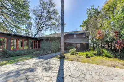 Image de Wake up to glorious river views in private luxury, with no chore list!