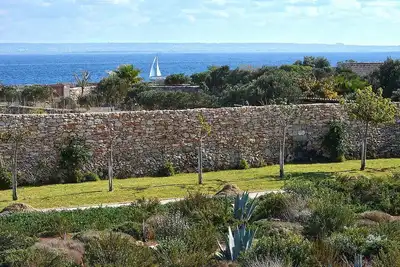 Image de Villa Giuliva: A bright and sunny one-story villa located in Favignana, in the wonderful archipelago of the Egadi Islands, with Free Wi-Fi.