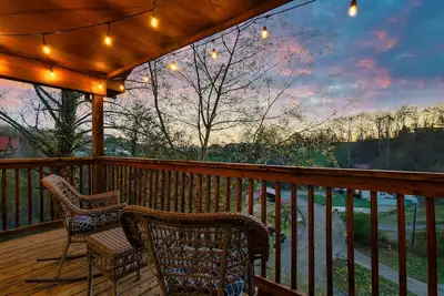 Image de Luxury Retreat w/ Hot Tub, Arcade, Huge Rec Room & Prime Location