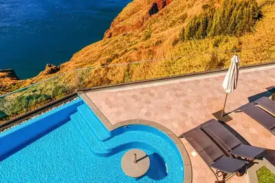 Image de The Cliffhouse by LovelyStay