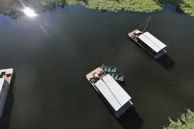 Image de Toue cabanée au mouillage