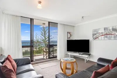 Image de Aries Unit 16 - Right on the beachfront and in the heart of Coolangatta ocean views