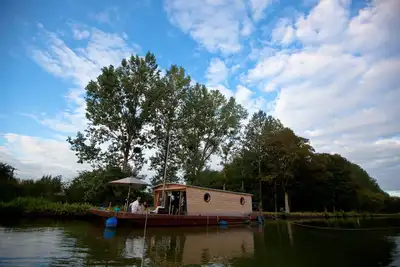 Image de Toue cabanée Accostée - Village Toue des Demoiselles