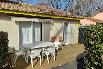 Image de Pavillon (max 7 pers) dans résidence de vacances avec piscine, près lac et océan
