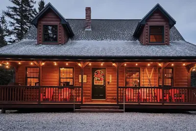 Image de Evergreen Lodge - Rangeley cabin with 3 bedrooms and loft in prime location.