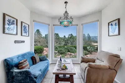 Image de Experience luxury at the Sedona Last Wagon Estate, a stunning 3-bedroom retreat in West Sedona.