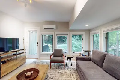 Image de Lovely wooded retreat with flagstone patio and mile-long trail