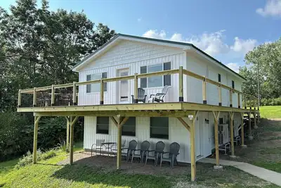 Image de New deck/exterior! Quiet retreat on the hill