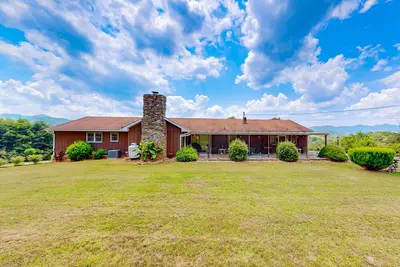 Image de Dog-friendly home with game room, firepit, & panoramic mountain view