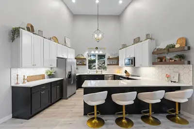 Image de Home Away From Home: From Abandoned to Luxurious!