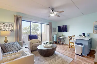 Image de Historic river-view condo with cozy balcony, washer/dryer - walk to downtown