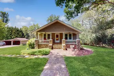 Image de Vintage home with modern updates - near Biltmore, Chimney Rock & Lake Lure